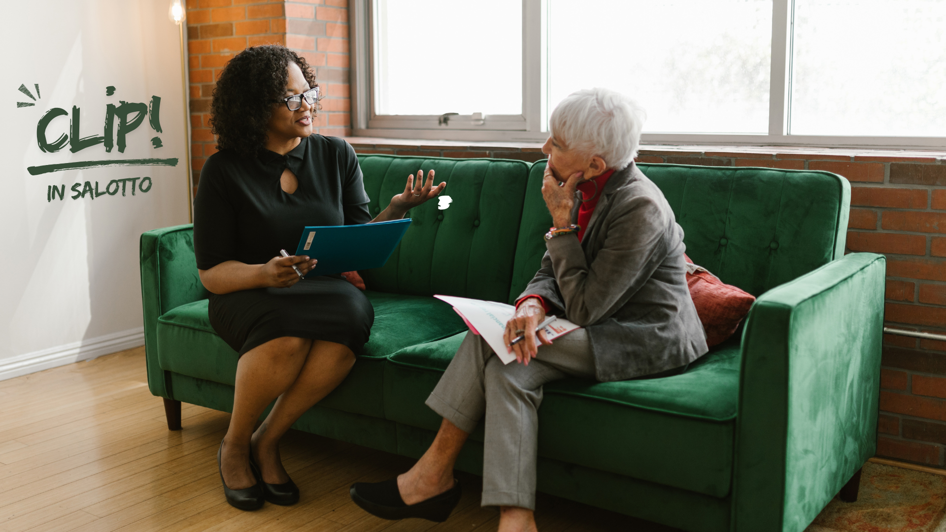 Persone in un salotto che discutono